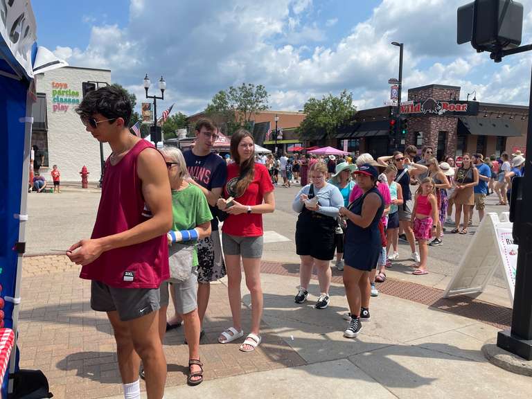 Long lines of customers waiting for their raspberry sundae!